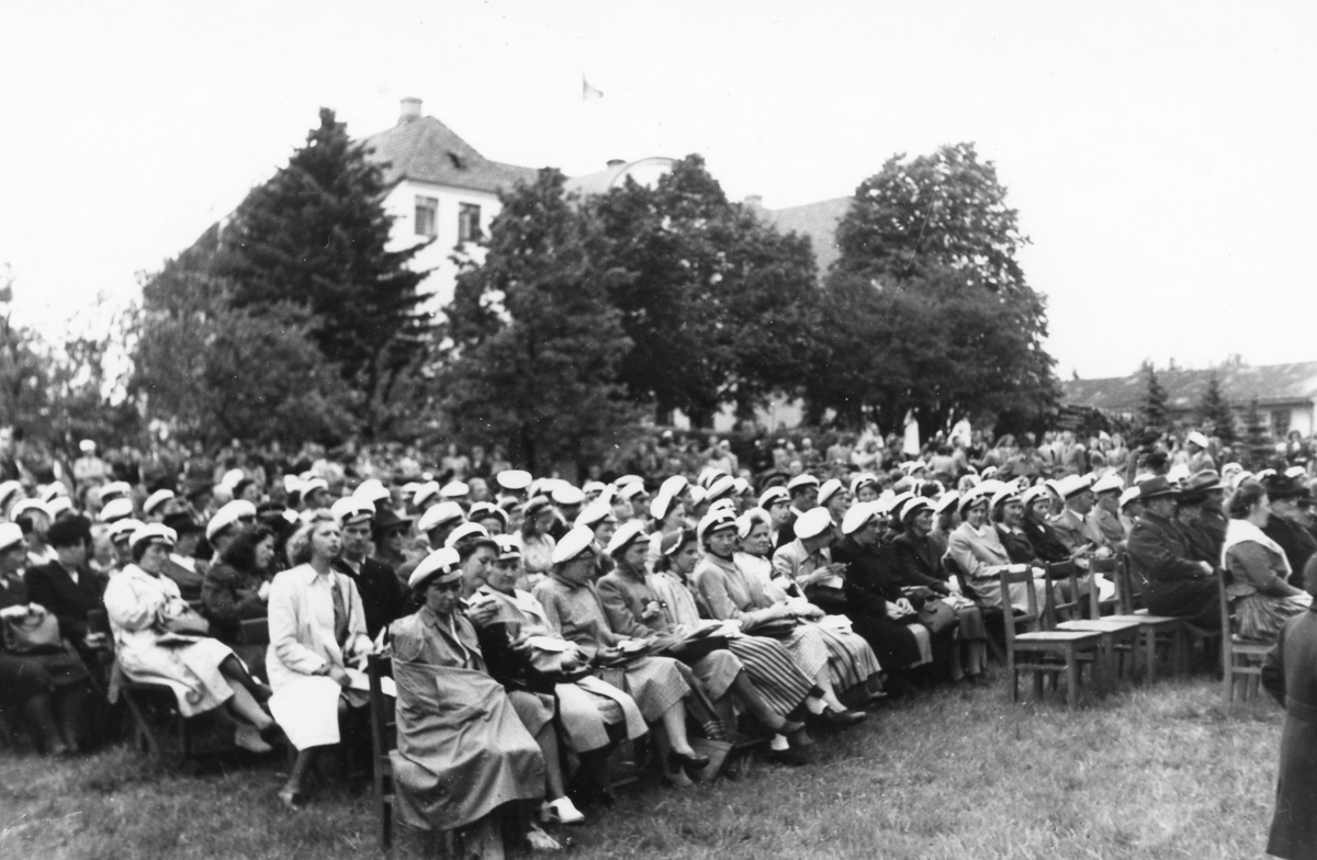 Falkenberg.
Studentgrupp framför gamla rådhuset i Falkenberg.