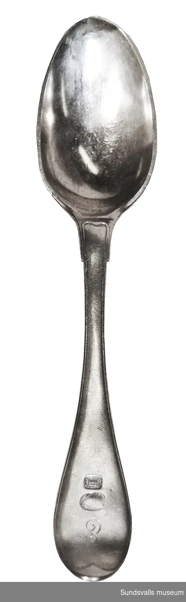 Sked, mat-, i silver i gammalsvensk modell. 'E' graverat tillsammans med ägarstämpeln 'AFK' på framsidan. Stplr: Gustaf Otto Sjöberg, Falun 1809. Jämför SuM 0874, 0875 med likadan ägarstämpel.