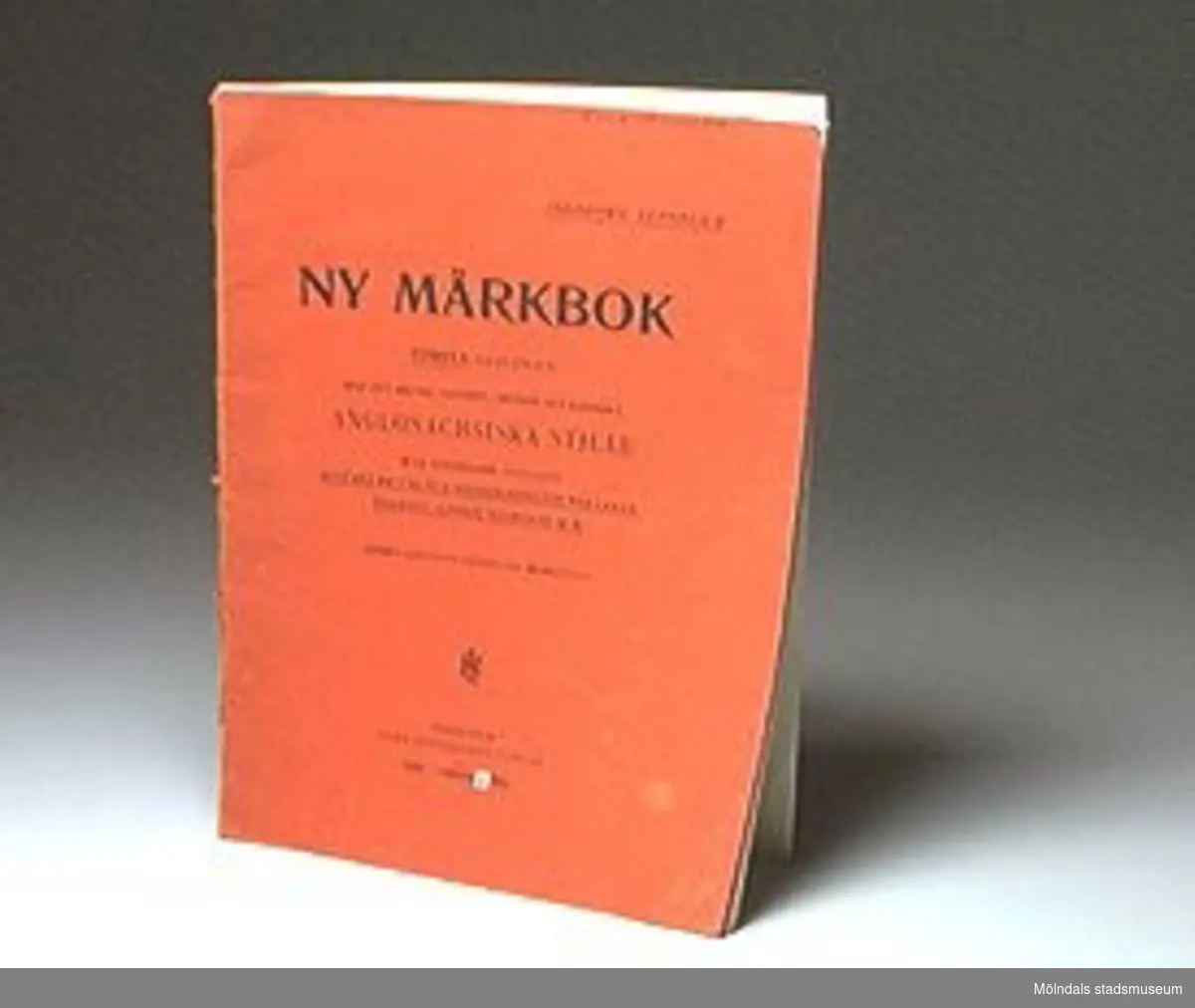 Boken heter: Ny Märkbok. Första samligen. Anglosaxiska stilar. Ingeborg Zethelius.Föremålet förvärvat från Anna Svensson genom Gösta Wickström.