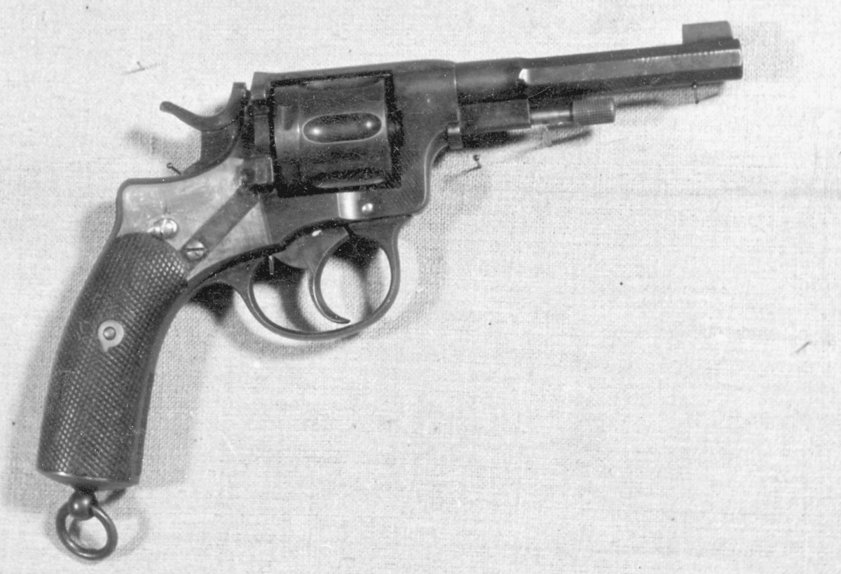 Revolver av modell 1887 för lantbrevbärare. Modellentillverkades av Nagant, Liege i Belgien fram till 1895 och därefterav Husqvarna Vapenfabrik där tillverkningen upphörde år 1907.
Nagantskonstruktion är avsedd för 6 st centralantändningspatroner med enkaliber av 7,5 mm (7,5 Suedois). Revolvern är försedd med s.k. dubbelspänning, den kan alltså avfyras enbart med avtryckaren eller genom att först spänna hanen. Revolvern togs ut så sent som underandra världskriget till värdetransporter. Posthorn inristat på kolven. På kolven, undertill, sitter en metallögla.
Vapnetstillverkningsnummer är 967.