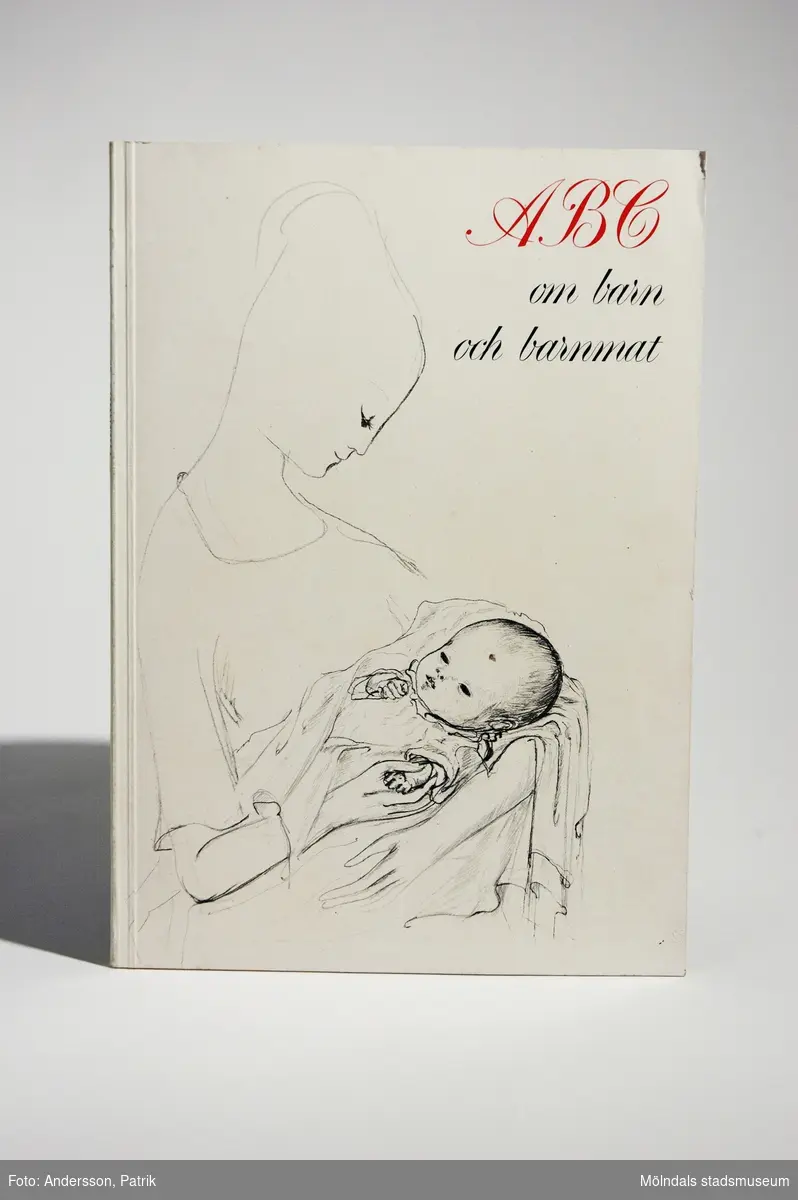 Handbok - "ABC om barn och barnmat", 3:e upplagan, utgiven 1965 av Findus. Sammanställd av Birgitta Melin och Marie Oljelund. Tryckeri: AAA/Esselte AB Stockholm 1965.Boken har mjuka pärmar. Omslaget på boken är vitt. På framsidan finns en tecknad bild på en mamma med ett barn i famnen, tillsammans med bokens namn.På baksidan finns en tecknad bild på ett litet barn. Där står också bokens pris: "PRIS 2:95   B"Boken är en liten handbok för mammor och pappor med småbarn. Boken vill hjälpa de nyblivna föräldrarna att orientera sig bland de vanligaste problemen som kan dyka upp när man får småbarn.Teckningar: Kerstin HedebyLayout: Karl-Erik Forsberg MåttLängd: 210 mm, Bredd: 148 mm, Höjd: 3,5 mm