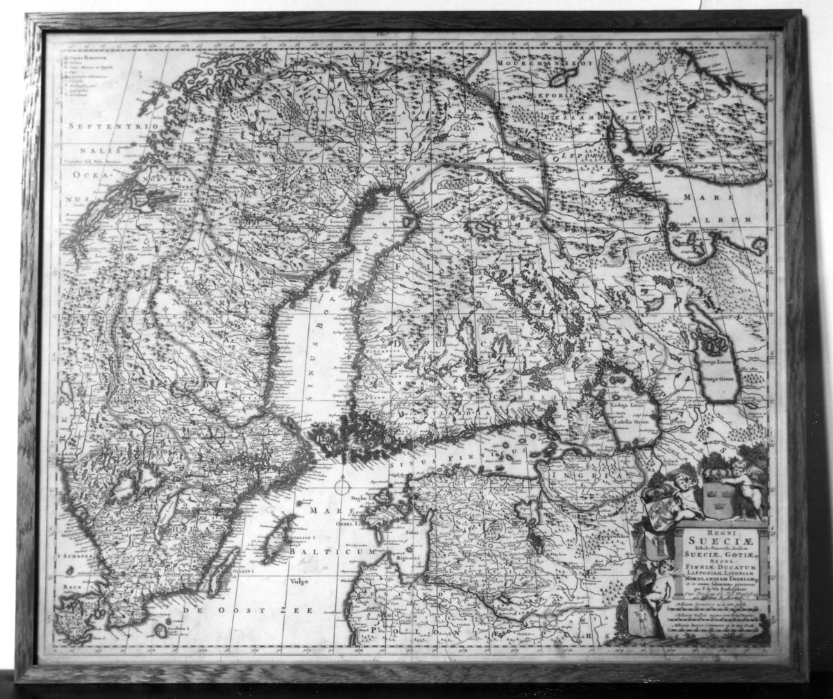 Karta över Sverige, Finland och Baltikum år 1680 ca. I nedre högra hörnet finns en stor kartusch med heraldiska vapen och med text.
