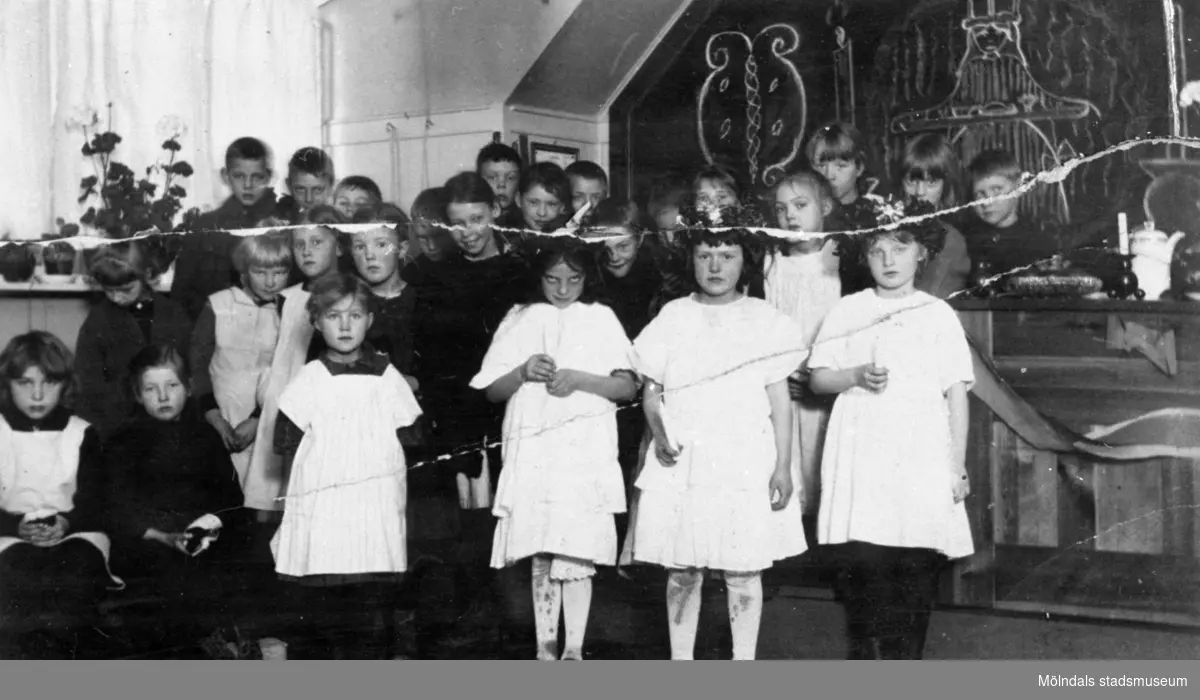 Skolklass med flickor och pojkar. 
Toltorpskolan i Mölndal år 1922.