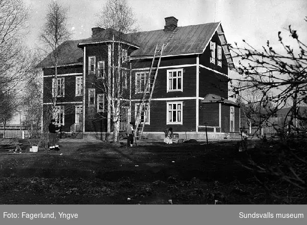 Ingeborg Lodell och Zacharias och Emmy Sohlström sysselsatta med trädgårdsarbete, Förmansbostad 2, Ljungaverk.