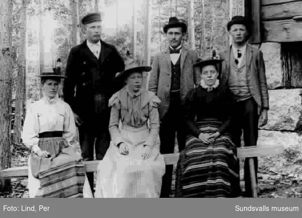 Alby 1898. Gruppbild med ungdomar varav  tre är kvinnor och tre är män.