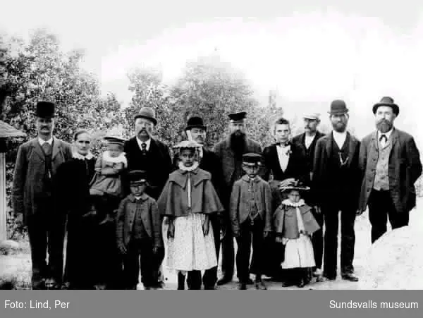 Gruppbild med nio vuxna och fem barn ( "Erikssons i Ånge"?) 1898.