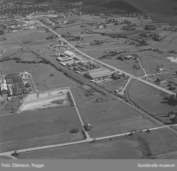 Flygfotografi över Nacksta by 1964 före byggnationen av Nacksta centrum. Kommunen löste in marken 1963.