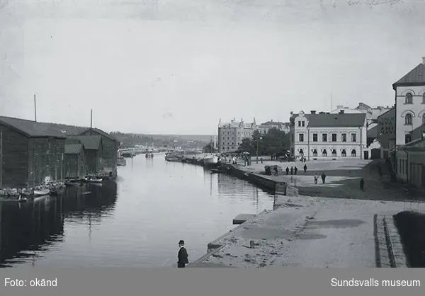 Selångersån med Fisktorget på höger sida och magasinen på Norrmalm till vänster.