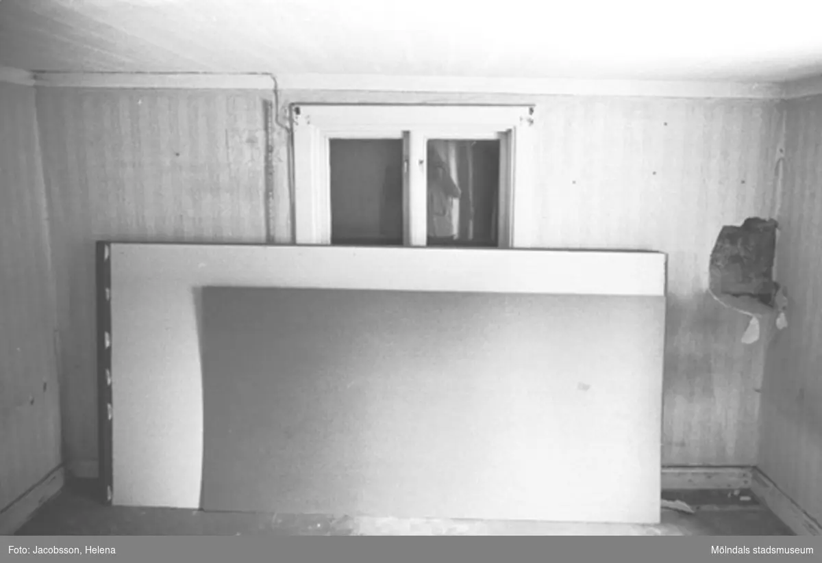 Omöblerad interiörbild i bostadshus på Roten M 27 i Mölndals Kvarnby, 1972.