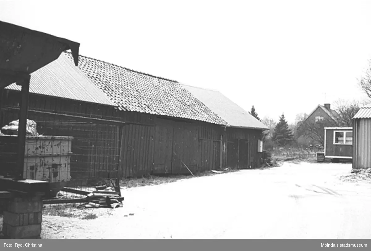Ladugård vid Ranntorp 1:3, Lindome. Bilden är tagen under 1990-talet.