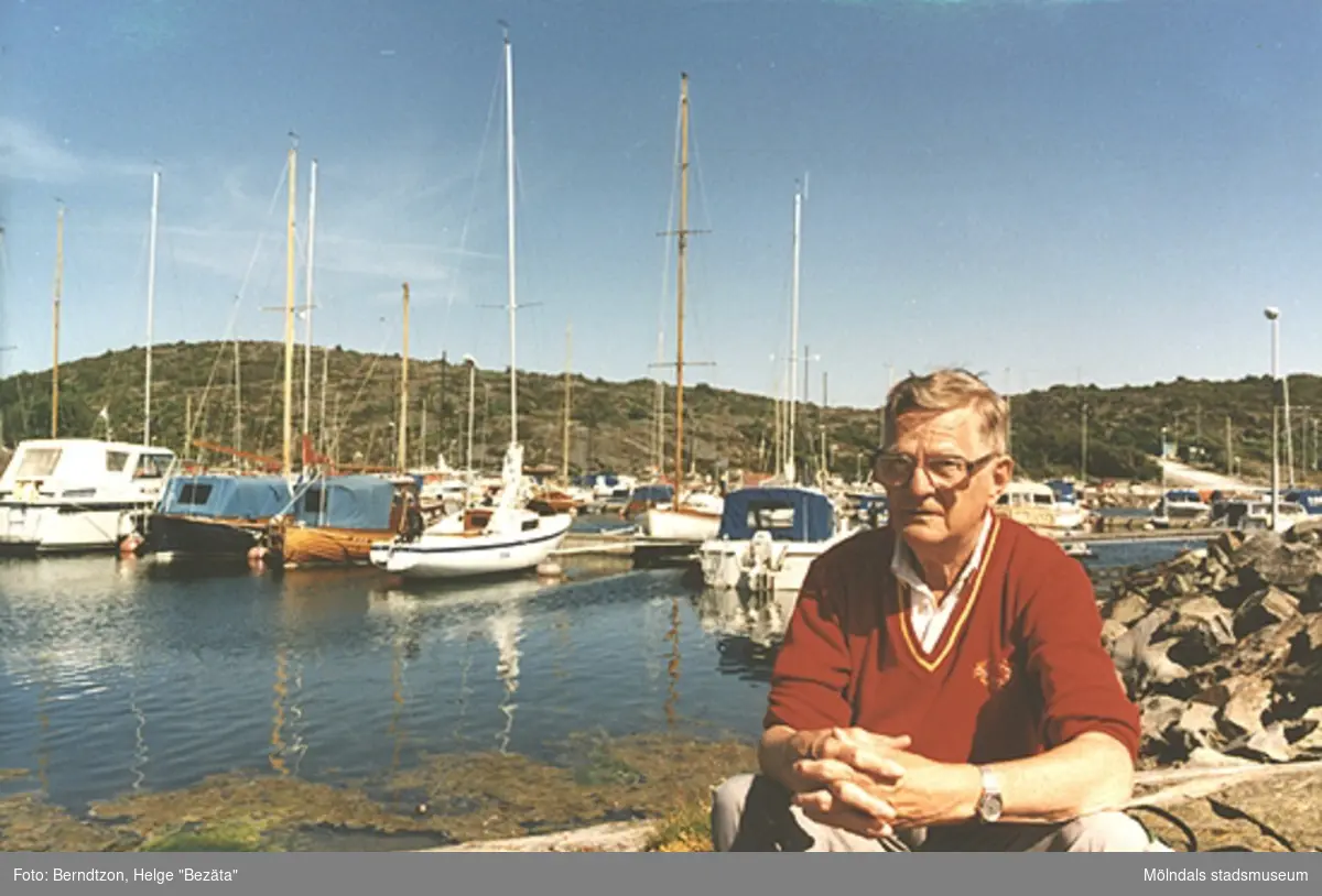 Helge "Bezäta" Berndtzon sittandes i närheten av nya bron vid stora marinan på väg till Marstrand, 1990.