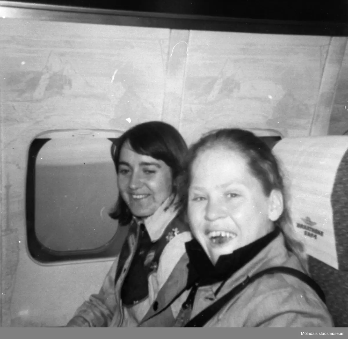 Inga-Lill Lipovsék befinner sig på en charterresa sittandes i ett flygplan, 1970- till 80-tal. Hon bodde på Stretereds vårdhem från två års ålder till vuxen ålder.