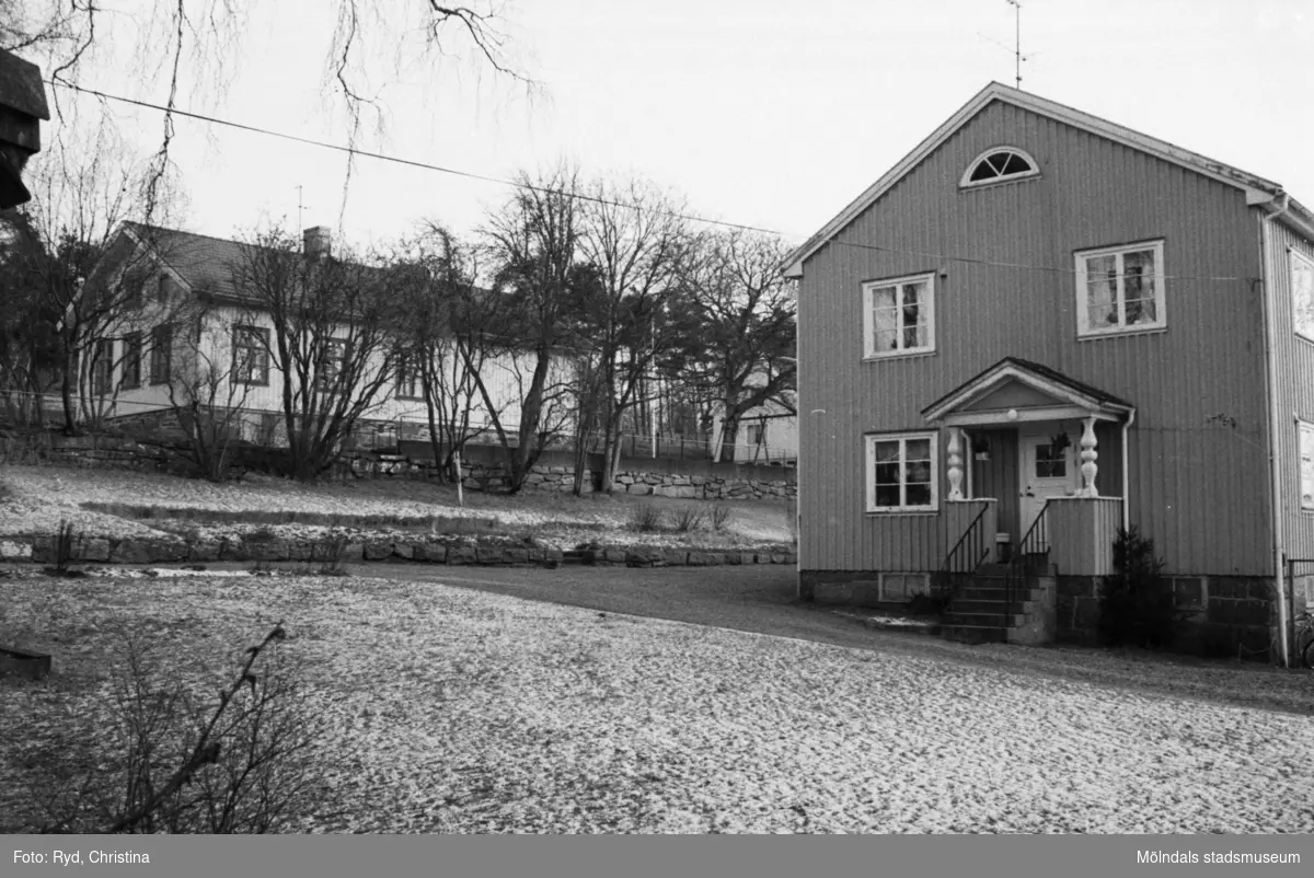 Södra kyrkskolan till vänster, Kyrkskolans lärarebostad till höger, 1991.
