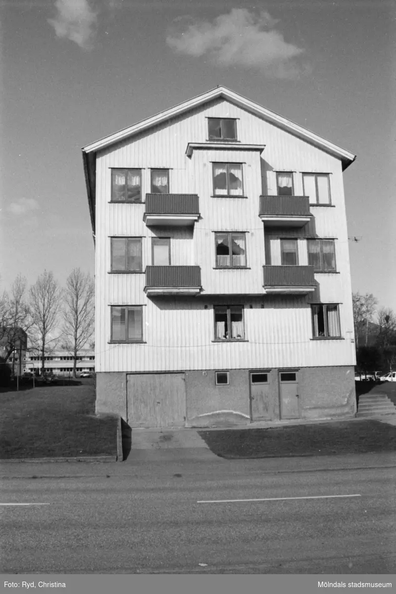 Vy från Krokslätts Parkgata, 1992. Kvarteret Illern; gavelfasad till Krokslätts Parkgata 44 A-C. Sörgårdsskolan skymtar i bakgrunden.