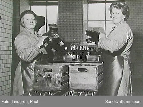 Sundsvalls bryggeri. Flaskor med Rio Cola läggs i backar. Foto taget för Sundsvalls-Posten.