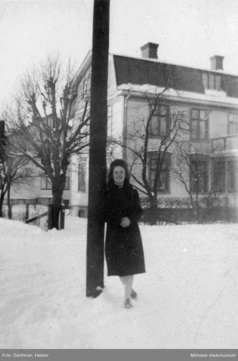 Astrid Garthman (född Karlsson) står på Mölndalsbro. 1930-tal.