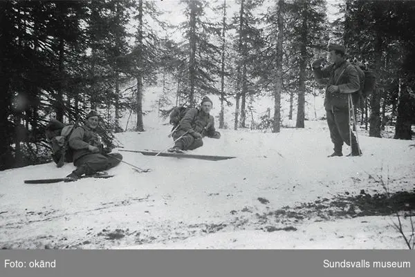 "Baggböle skyttefelt om vinteren 1945. En dråpe vann smaker godt etter 2 tim ...." (Bildtext i fotoalbum. Ägare Emil Tessem, Steinkjer.)