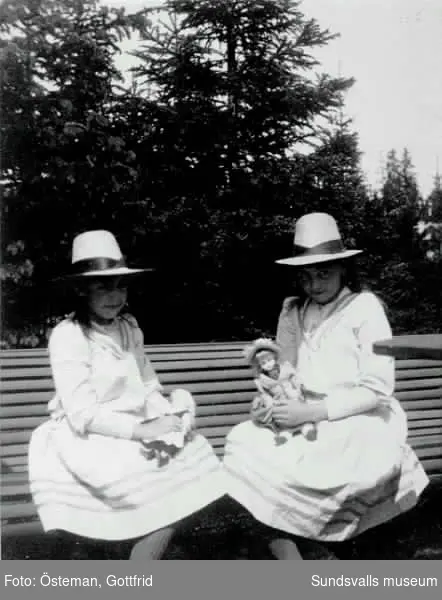 Flickorna Östeman med sina dockor. Agda, t v, gifte sig sedermera Olsen,Anna t h, f 1879 d 1921, gifte sig med Wilhelm Bünsow