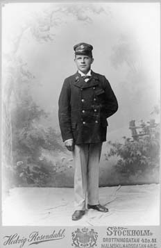 Johan Erik Lindholm från Norrtälje har tjänstgjort å linjen Stockholm å senare tid - "Göteborg - Nässjö".  Foto omkring år 1900.