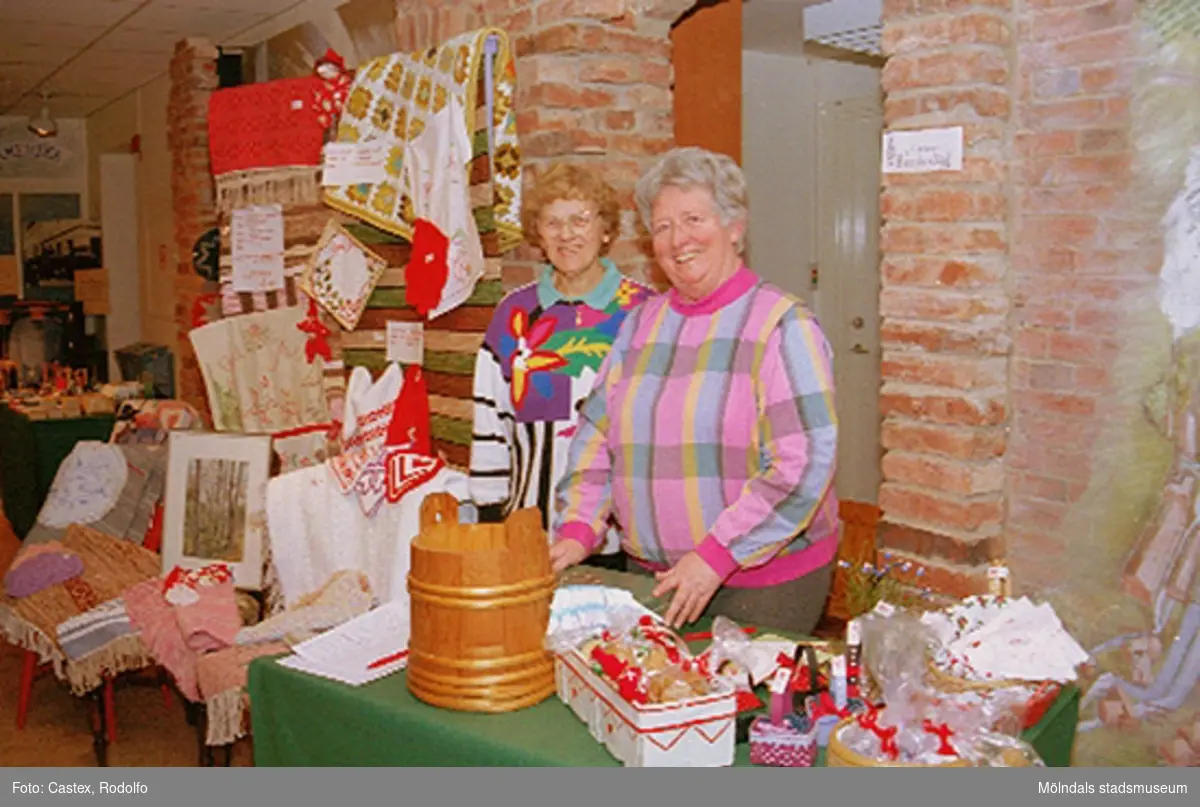 Julmarknad på Mölndals museum, 4 december 1994.
En vävförening från Lindome. Till höger ledaren Barbro Lind.

Till vardags höll vävföreningen till i ett hus nära motovägen och var en cirkel genom Vuxenskolan. Ledaren för hela vävstugan var Inga Roti.