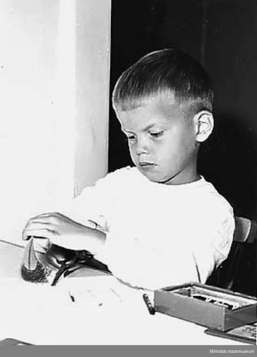 En pojke som pysslar vid Holtermanska daghemmet 1953.