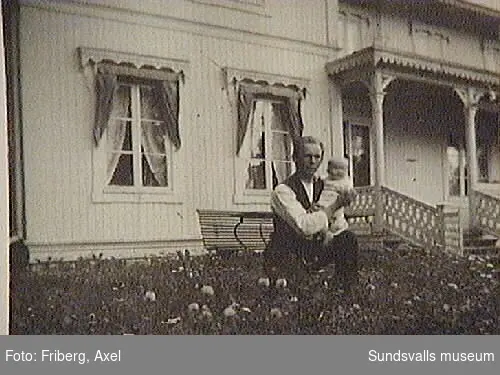 På fotografiets baksida står skrivet: "Tunadal16 juli 1920. Ungkarlslivets behag. Foto: Axel Friberg"