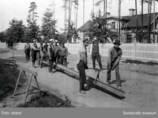 Spårvägen byggs 1910. Mannen vid kärrhjulet är Pelle Pettersson, kusk hos bankdirektör Berggren, Kumo.