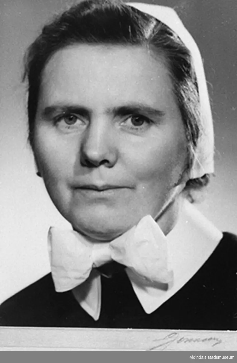 Helga Andréasson, f. 12 nov. 1904, var diakonissa och sjuksköterska. Hon var anställd av Svenska Kyrkans missionsstyrelse från 1 april 1931 till pensioneringen den 30 nov. 1969.
Hon verkade under denna tid som missionär i Sydafrika där hon tjänstgjorde vid olika sjukhus.