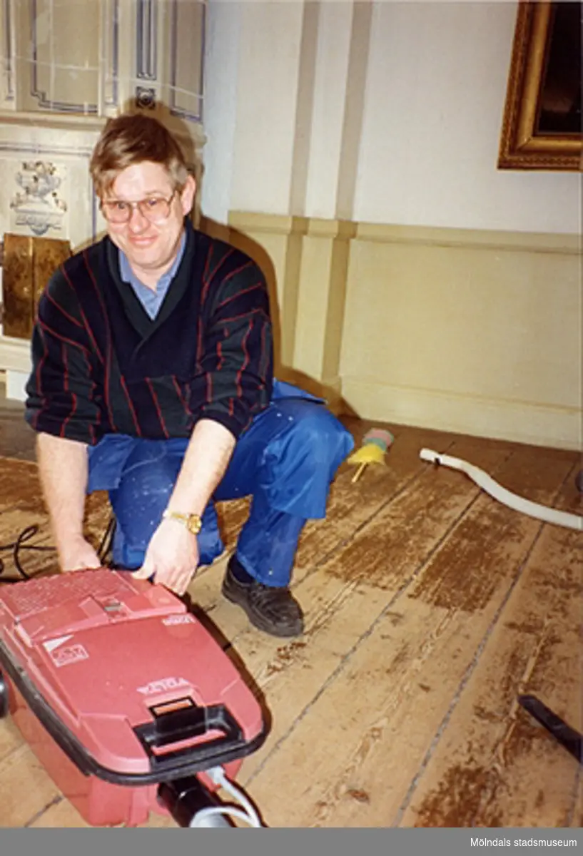 Alf Garthman vid dammsugaren i östra sängkammaren på övre våningen (rum nr 55), cirka 1993.
