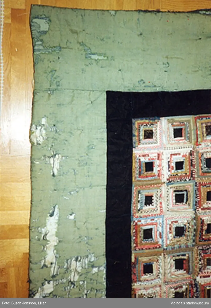 Mölndals museum hade en lapptäcksutställning 1993. Bilden av "Vikingatäcket" lämnades till museet tillsammans med ett brev som nu finns i arkivet.