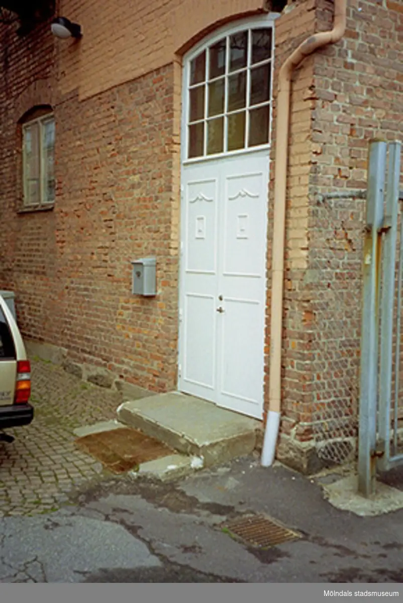 Dörr i industribyggnad, Gtöeborgsvägen 52, november 1994.