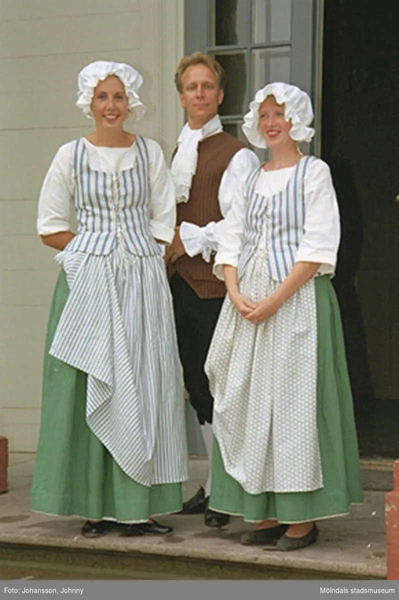 Gunnebos personal i tidstypiska kläder (tjänstefolkskläder från 1700-talets slut) den 27 augusti 1997. Från vänster Lotta, Staffan Fischer och Eva.