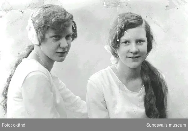 Vera och Maiken Håkansson  på konfirmationsdagen 1927-05-27. Konfirmationen ägde rum i Gustav Adolfs-kyrkan, och konfirmationsprästen hette Gustaf Nording.