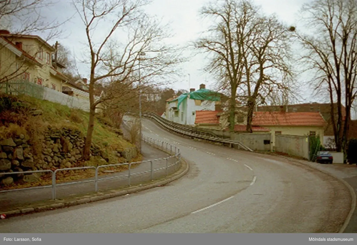 I bildens mitt till höger, ser man Norra Forsåkersgatan 2D, Byggnad 220 (övertäckt med grön plast). Byggnaden brann 2001-12-28 och revs i december 2003.
Hitom ligger Byggnad 219 på Norra Forsåkersgatan 2C.