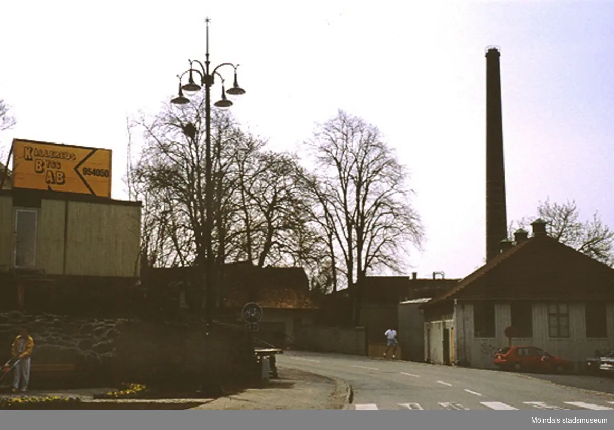 Lyktan på Lyktplatsen (till vänster) invigs, Kvarnbydagen 25 april 1993. Rakt fram går Norra Forsåkersgatan och till höger ses Papyrus f.d gymnastiksal (Byggnad 217) samt Papyrusskorstenen.