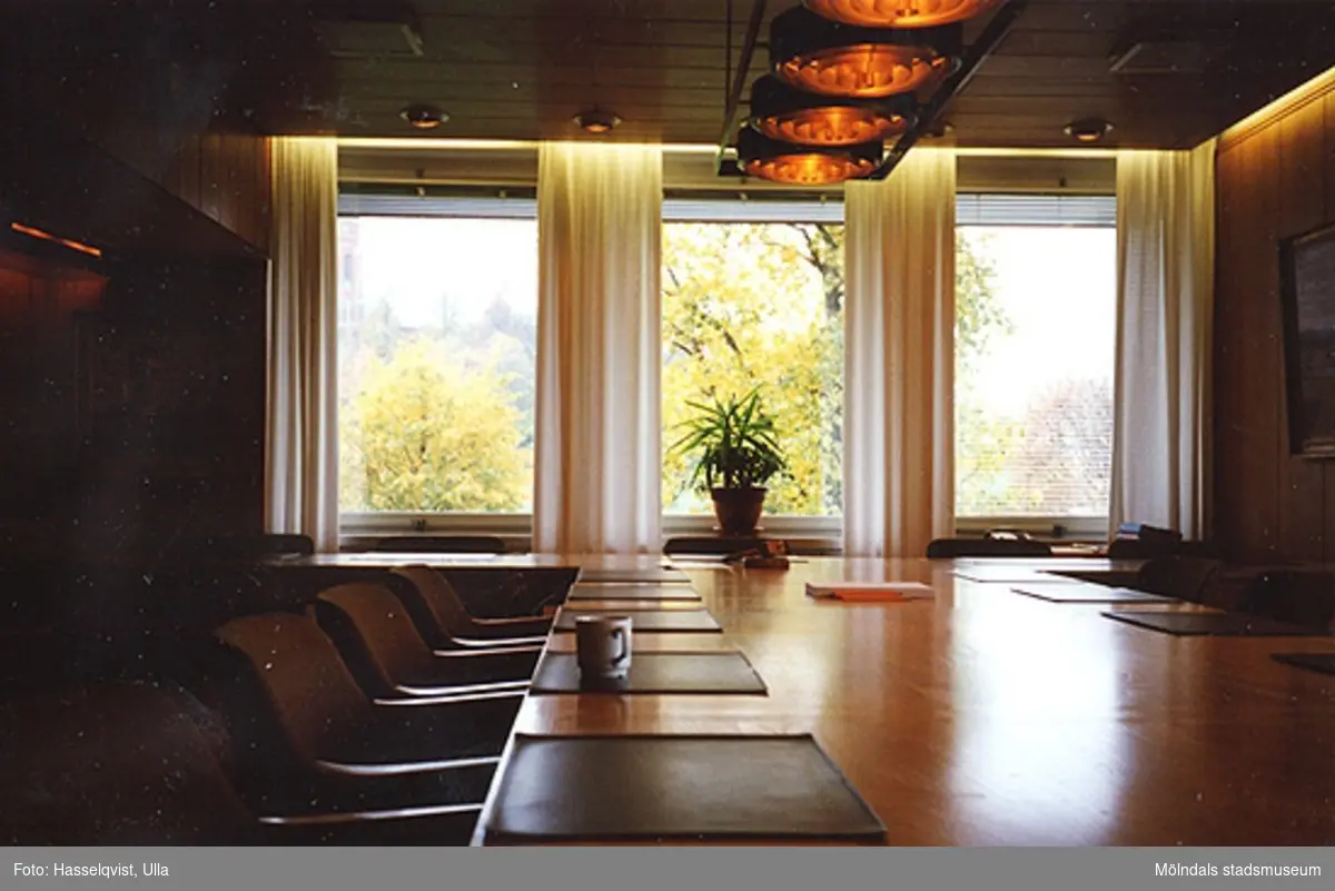 Sammanträdesrum i Mölndals stadshus, år 1994.