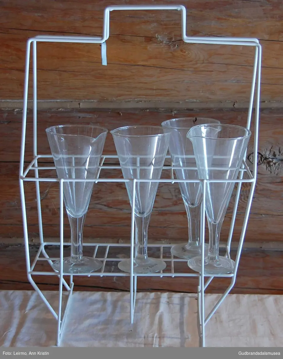 Blankt glass med stett og slåtut. Blir bredere i toppen. Glass brukt til urinprøve.