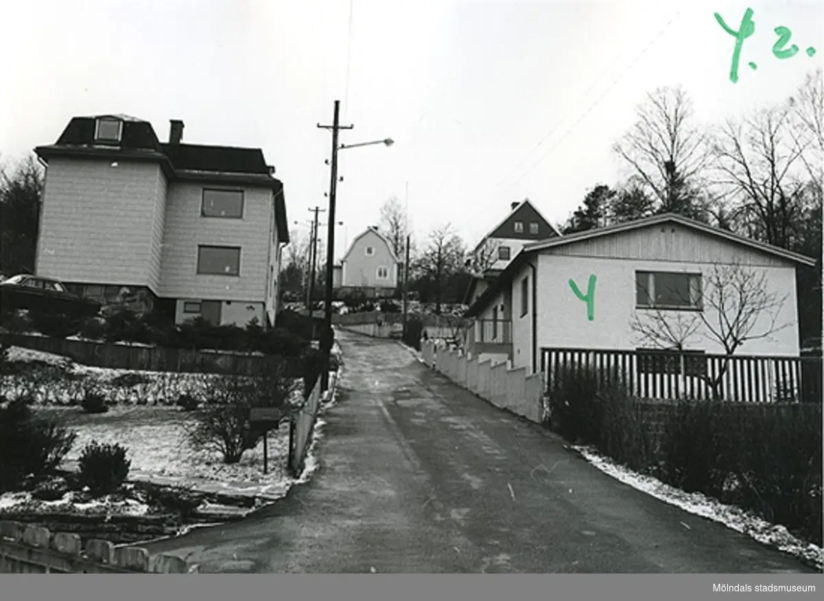 Bostadshus längs Lyckogatan i Toltorpsdalen, Mölndal. Bostadshuset på Lyckogatan 8 syns i höger i bild, 1970-tal.