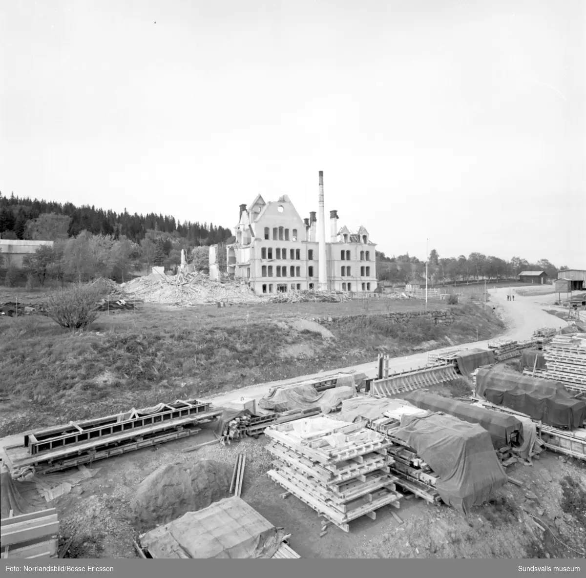 Sprängning av Birstahemmet i Skön, även kallat "Fattigpalatset". Ålderdomshem och fattiggård, senare ersatt av Solhaga. Huset uppfört 1891, rivet 1964. Arkitekt Emil Befwe.