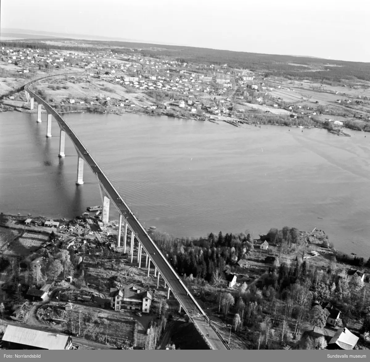 Flygfoton över den nybyggda Alnöbron.