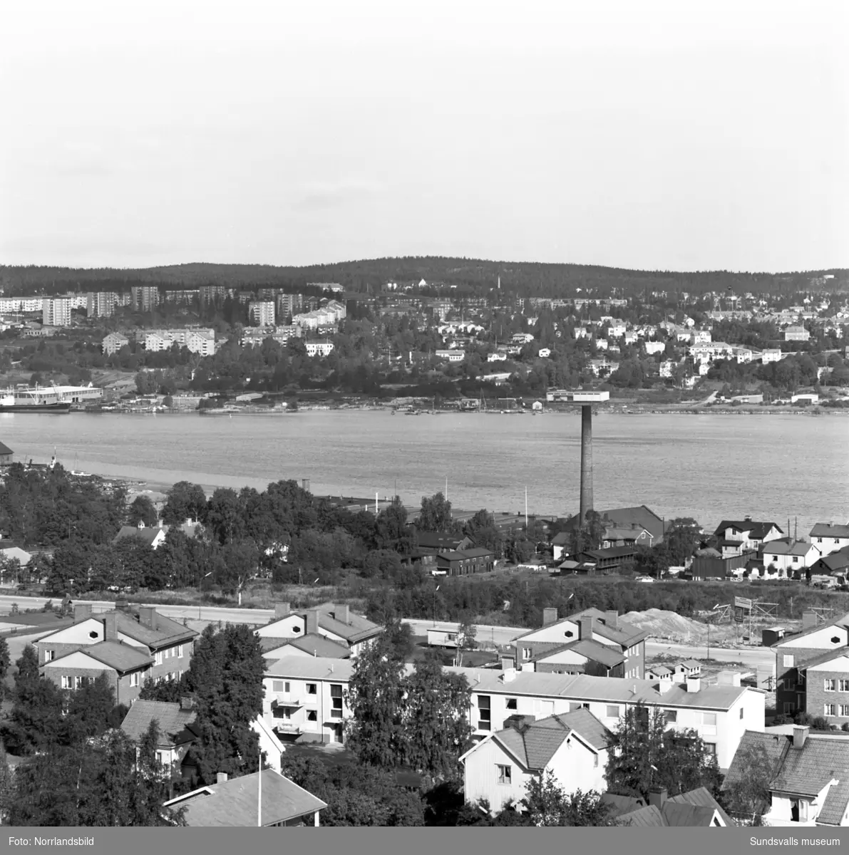 Utsikt över Sundsvall åt olika håll från höghuset på Skönsmon.