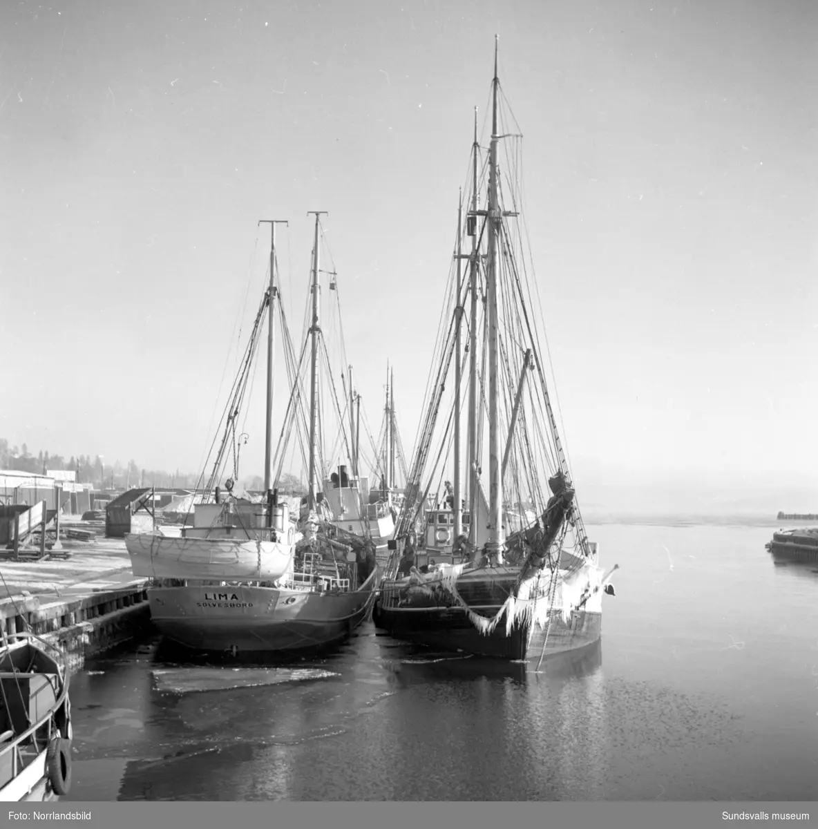 Båtar vid kajen i Sundsvalls hamn. Lima Sölvesborg, Leo.