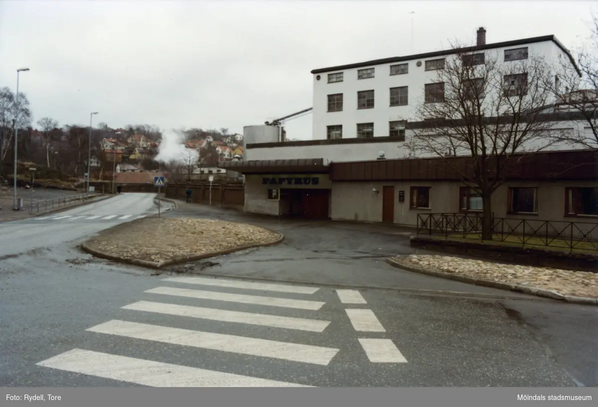 Pappersbruket Papyrus port mot Kvarnbygatan i Mölndal på 1970-talet.