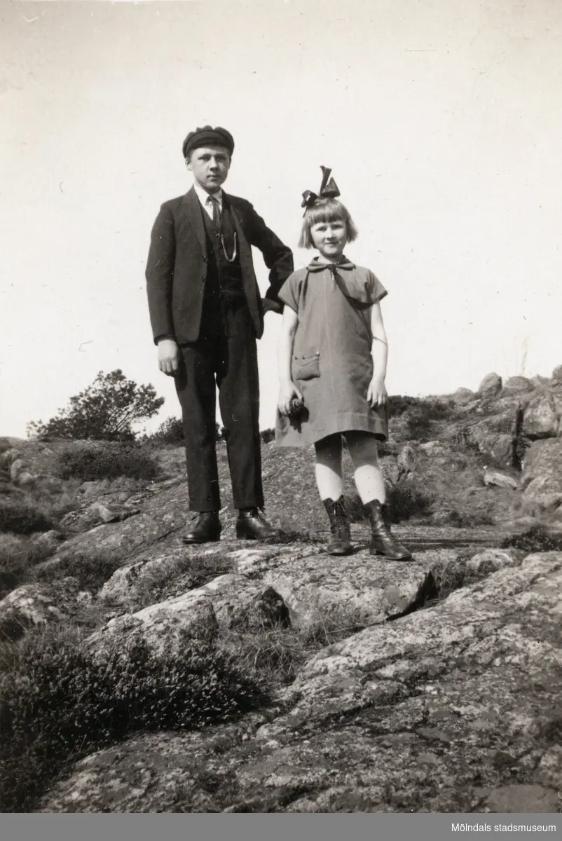 Åke och syster Elna Börjesson. Fotografi ur album som tillhört Hilda Börjesson Hallgren.