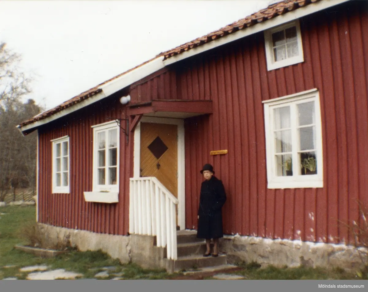 Inga-Lill Börjesson utanför Långåkers hembygdsgård i Kållered, samma månad som maken, Åke Börjessons bortgång.