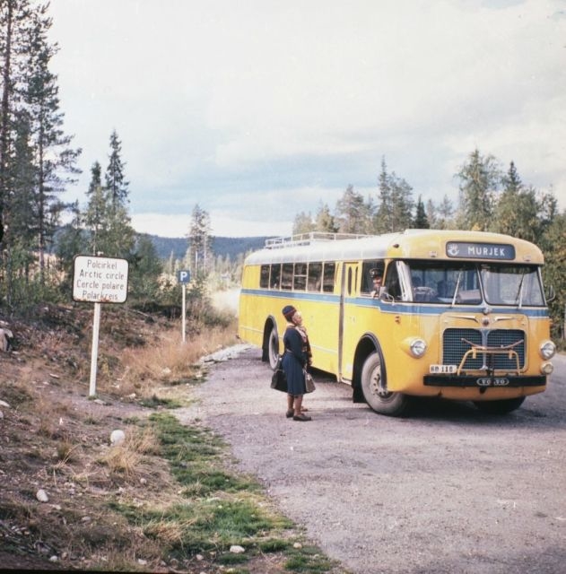 Diligensen är av fabrikat Volvo. Den är förberedd för högertrafik
genom att det finns dörrar på båda sidorna. Länsbeteckning BD för
Norrbottens län fanns före 1973.