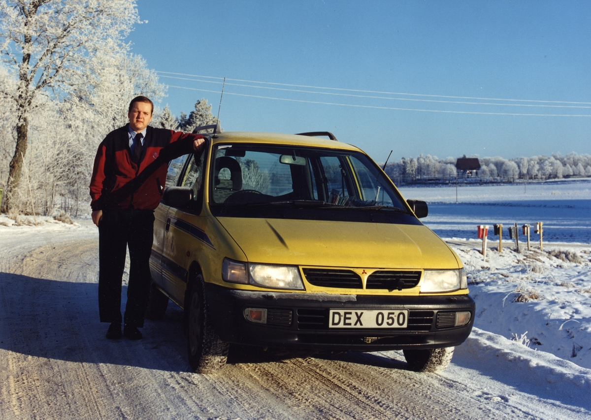 Lantbrevbärare Anders Joelsson vid sin bil, söder om Knivsta.
