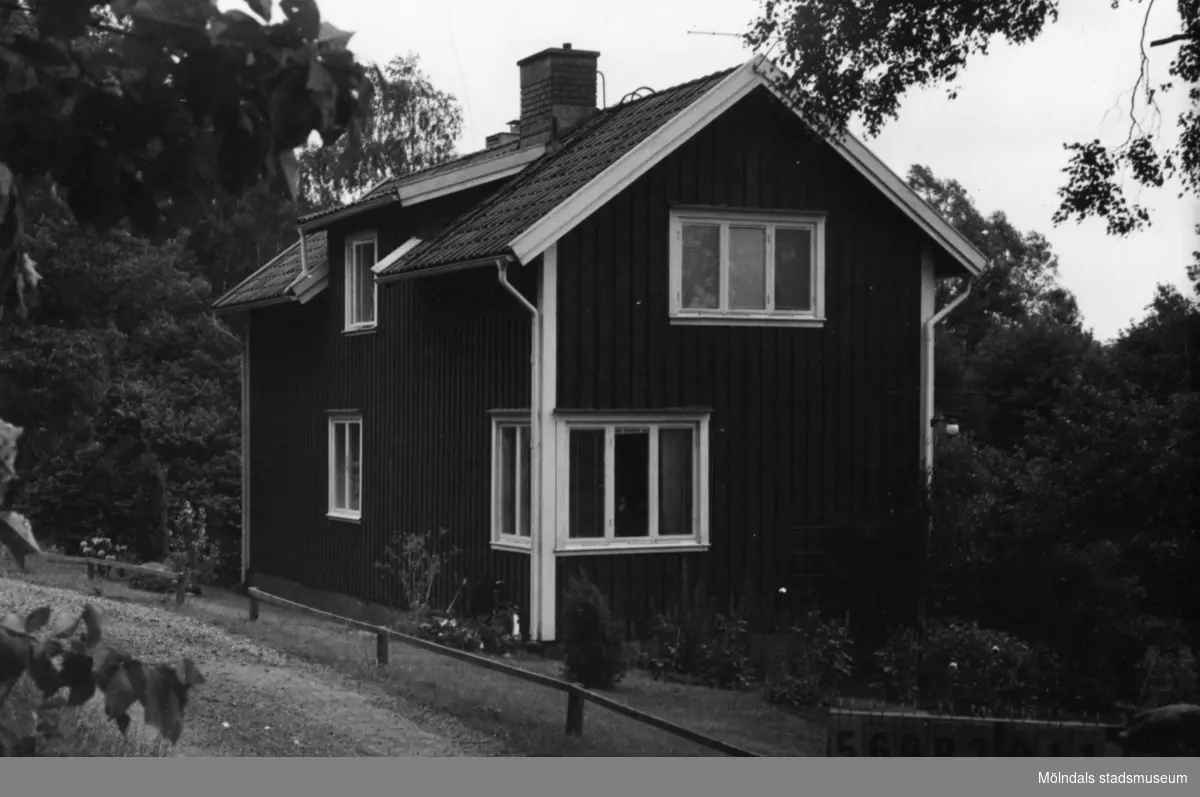 Byggnadsinventering i Lindome 1968. Gastorp 3:4.
Hus nr: 569B2011.
Benämning: permanent bostad.
Kvalitet: god.
Material: trä.
Tillfartsväg: framkomlig.
Renhållning: soptömning.