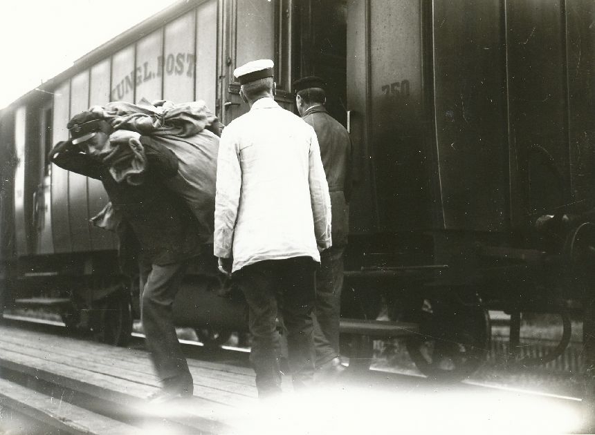Fotografi föreställande brevhämtning ur en postvagn i Göteborg, 1922.