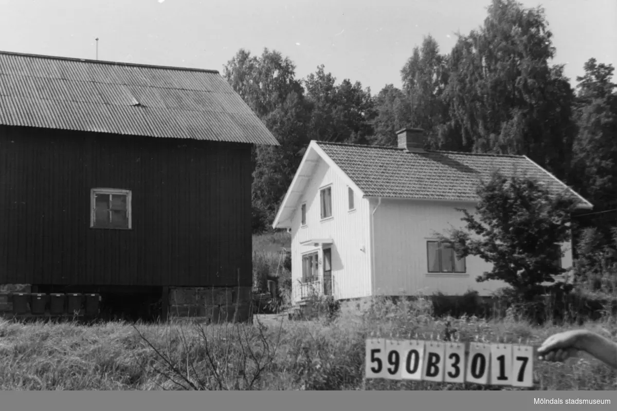 Byggnadsinventering i Lindome 1968. Hällesåker 3:14.
Hus nr: 590B3017.
Benämning: permanent bostad och ladugård.
Kvalitet, bostadshus: mycket god.
Kvalitet, ladugård: god.
Material: trä.
Övrigt: skjul rivet.
Tillfartsväg: framkomlig.
Renhållning: soptömning.